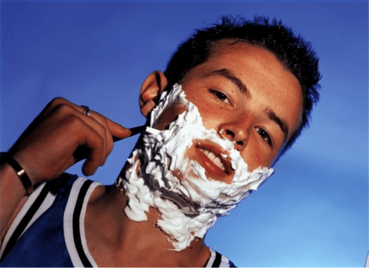 ティーンエイジャーは髭を剃り、ペニスの拡大について考える