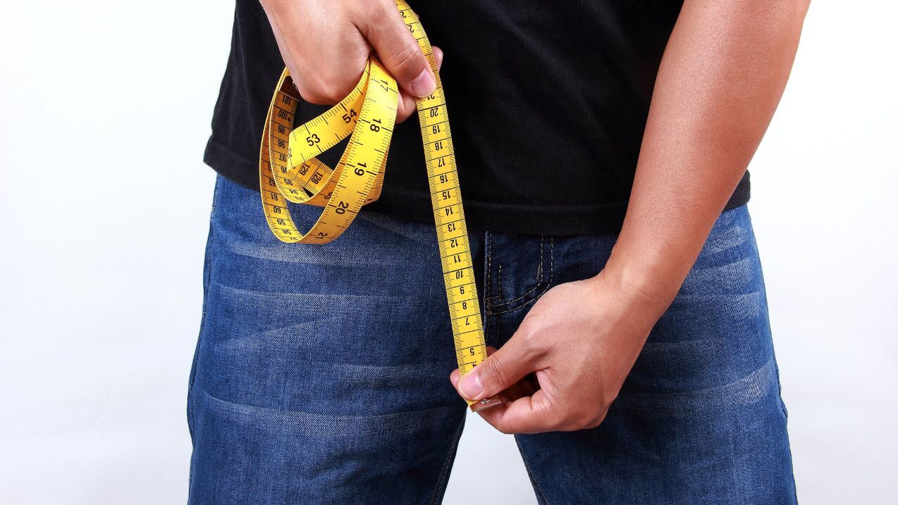 拡大する前のペニスを測定する男性