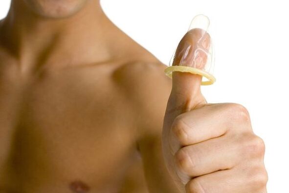 指のコンドームは、ティーンエイジャーの陰茎の拡大を象徴しています