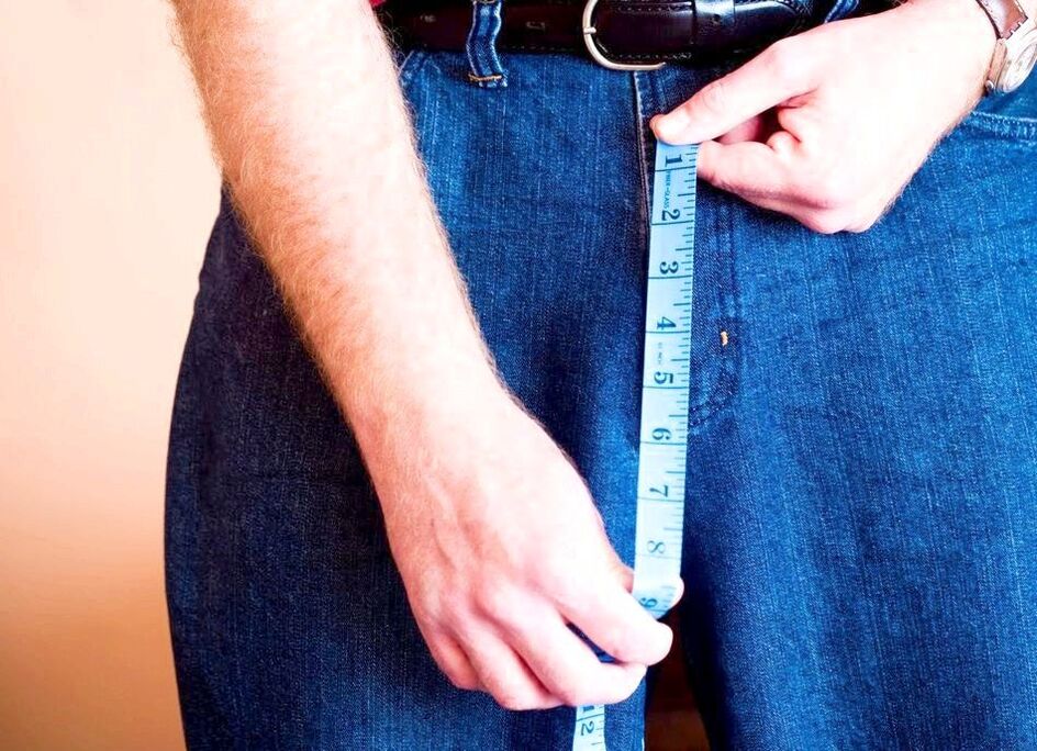 拡大後のペニスを測定する男性